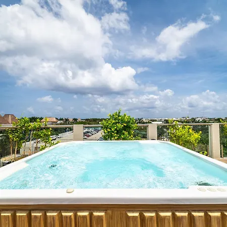 2 Bd With Balcony, Rooftop Pool, Hot Tub, Gym