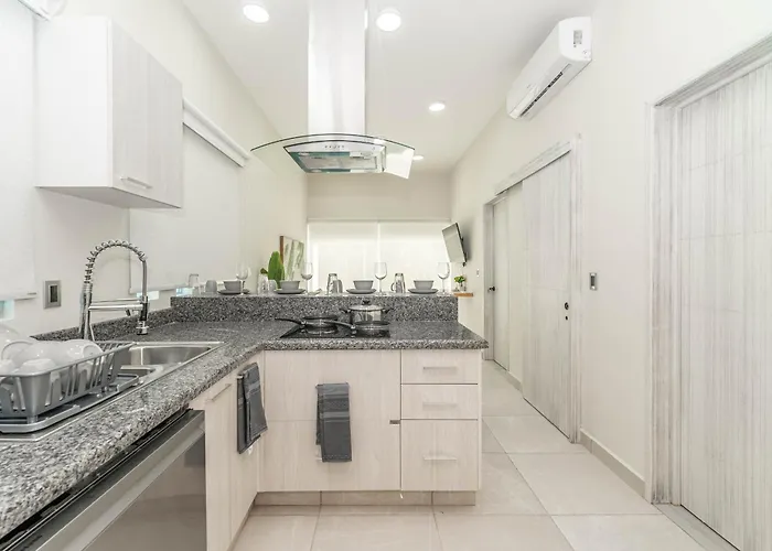 2 Bd With Balcony, Rooftop Pool, Hot Tub, Gym * Playa del Carmen